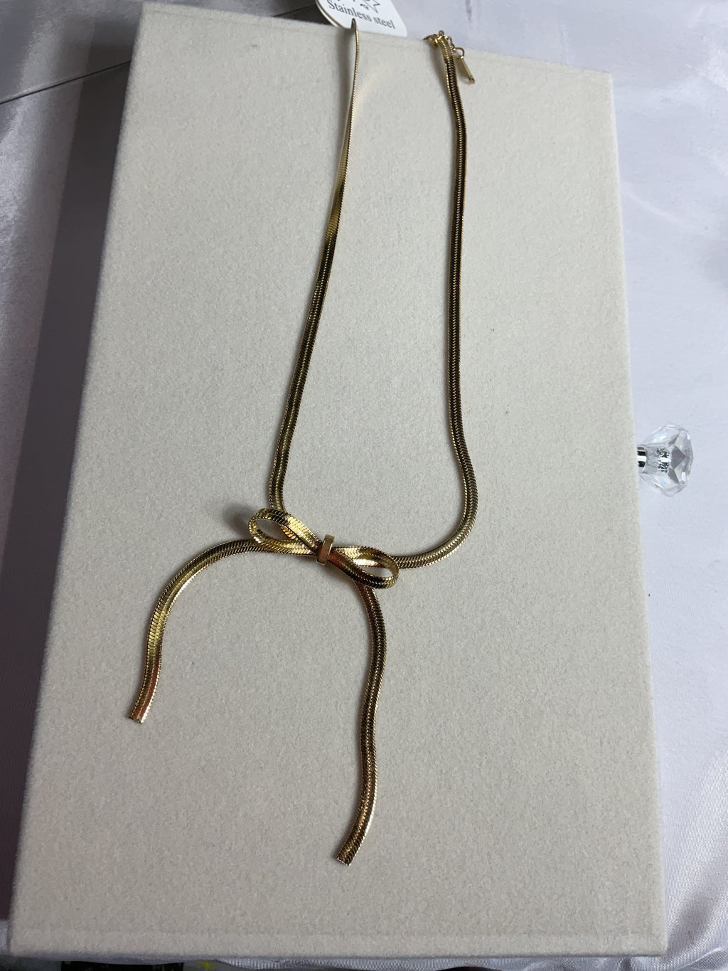 Snake chain bow necklace
