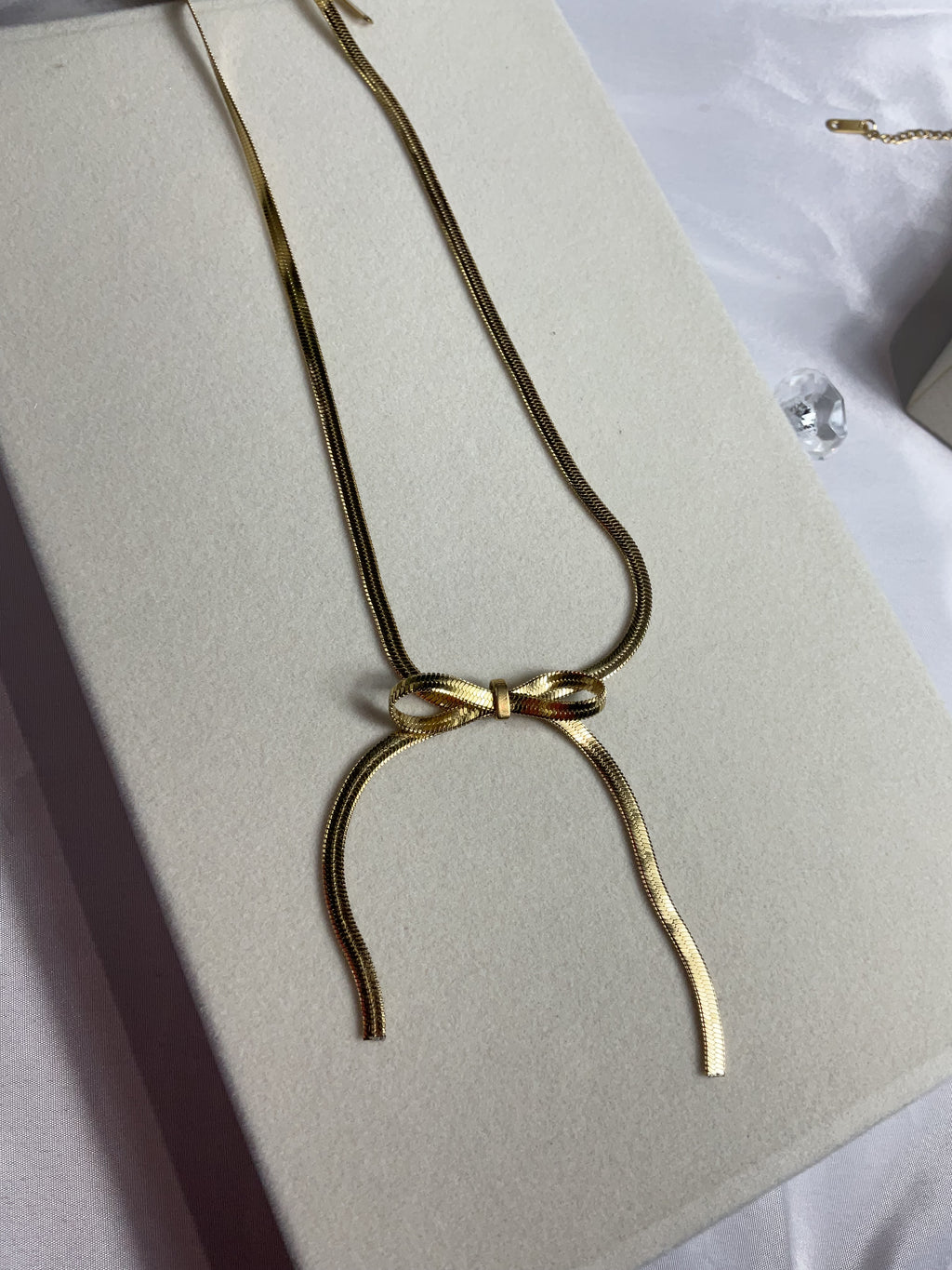 Snake chain bow necklace