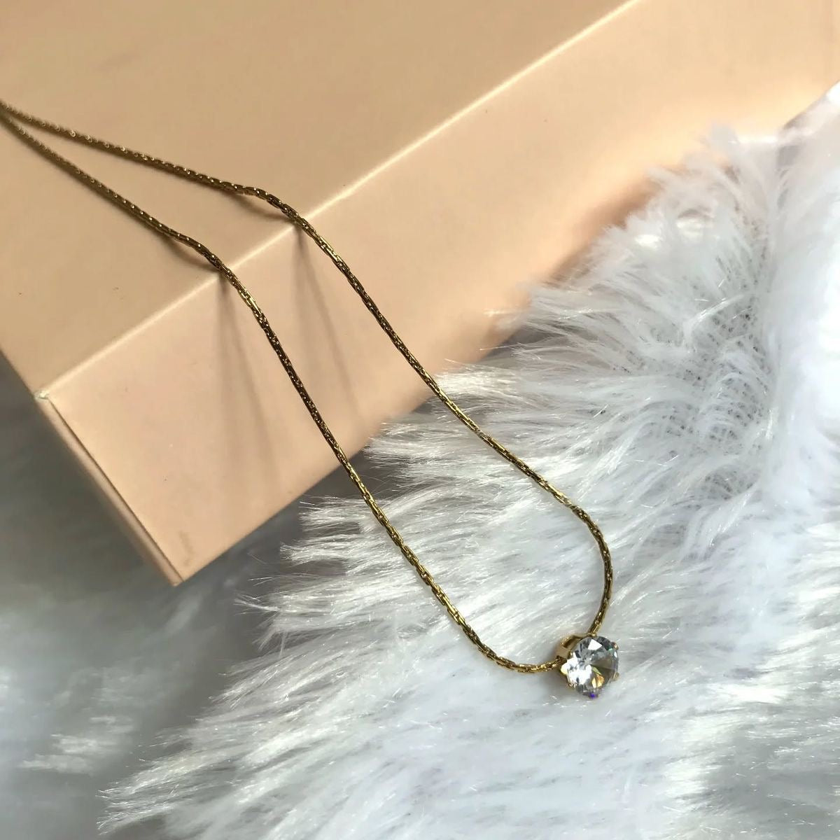 Single stone studded necklace